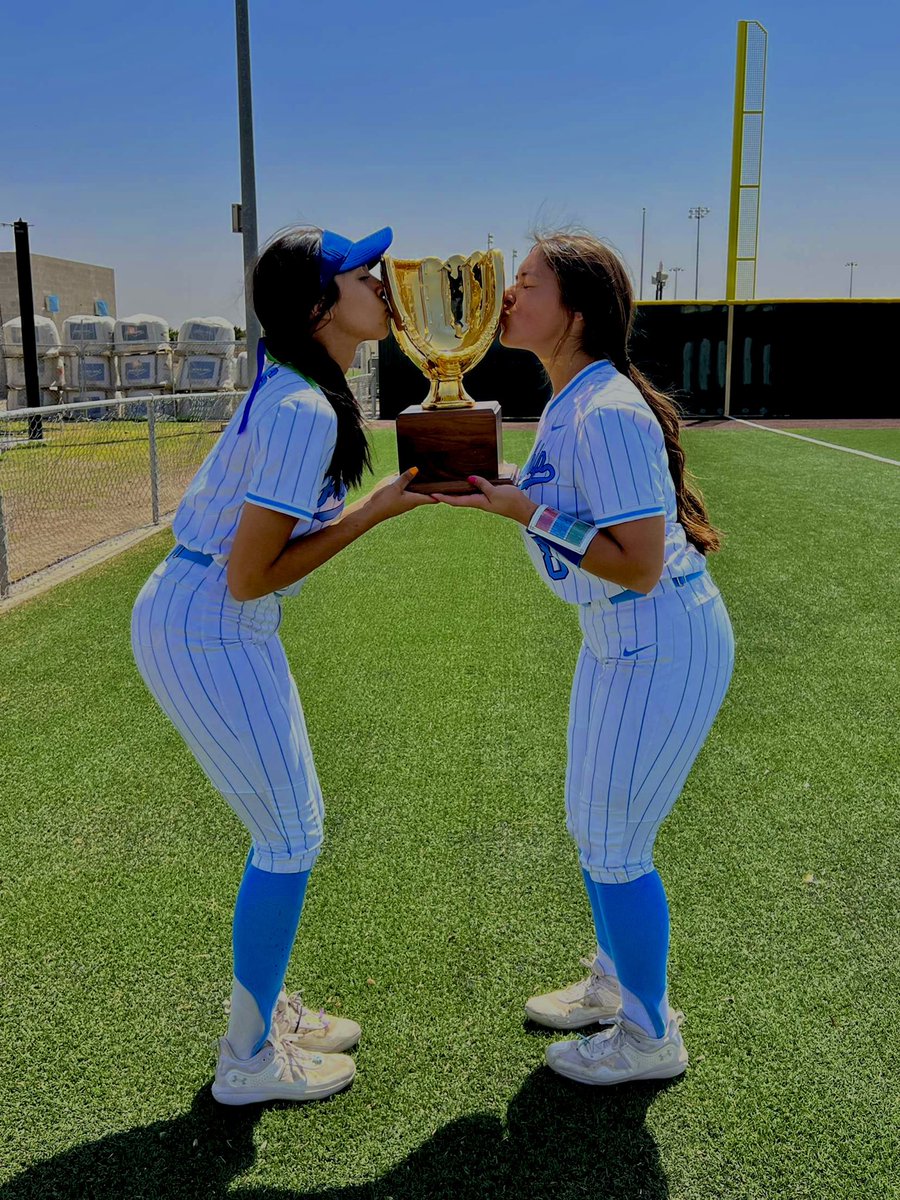makaylaagarcia3's tweet photo. playoff pictures🤍 #oneroundatatime https://t.co/nCWavnQWjl