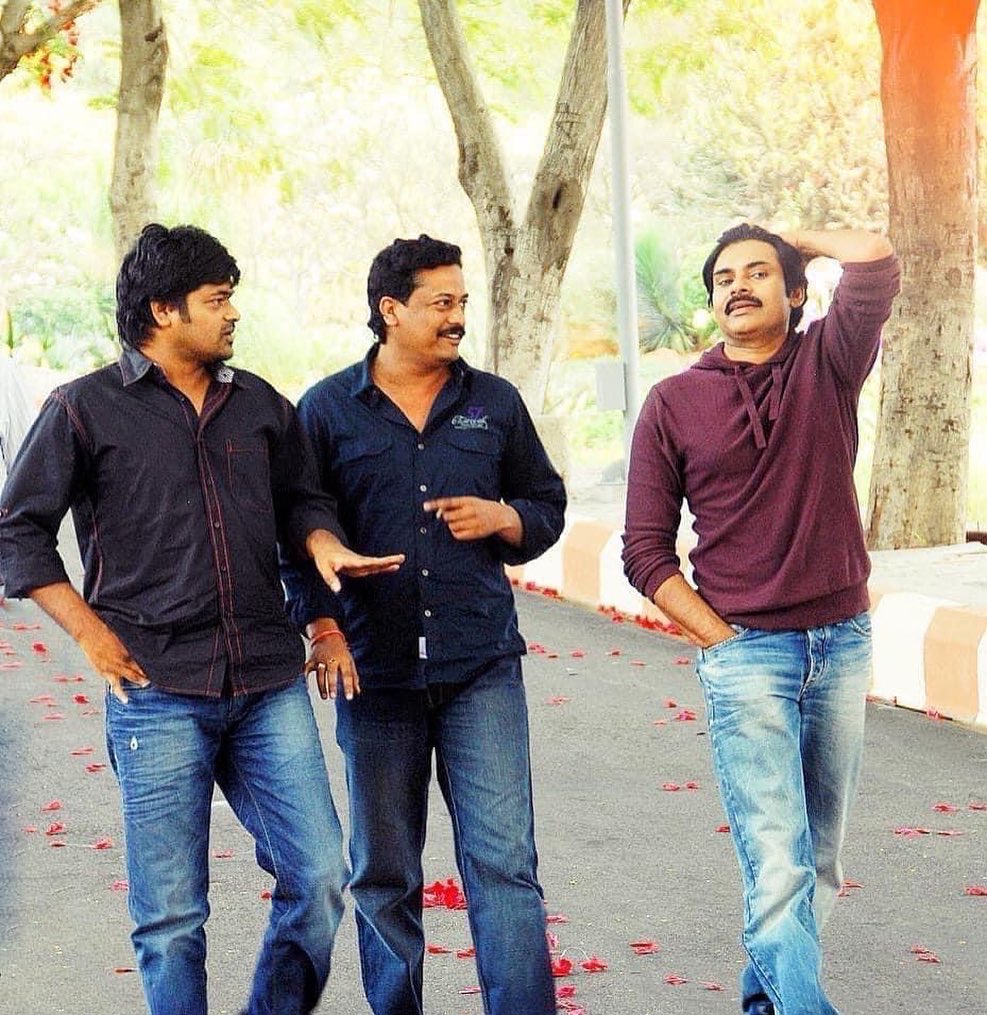 VegesnaSatish1's tweet photo. మా గబ్బర్ సింగ్ కి పది సంవత్సరాలు. 
అద్భుత విజయాన్ని అందించిన  అందరికీ కృతజ్ఞతలు. 
ఈ మూవీకి  స్క్రీన్ ప్లే అందించే అవకాశం ఇచ్చిన అన్నయ్య హరీష్ శంకర్ కి, నిర్మాత బండ్ల గణేష్ గారికి, పవర్ స్టార్ పవన్ కళ్యాణ్ గారికి కృతజ్ఞతలు తెలియచేసుకుంటూ🙏@PawanKalyan @harish2you @ganeshbandla https://t.co/J3ZbTsunfU