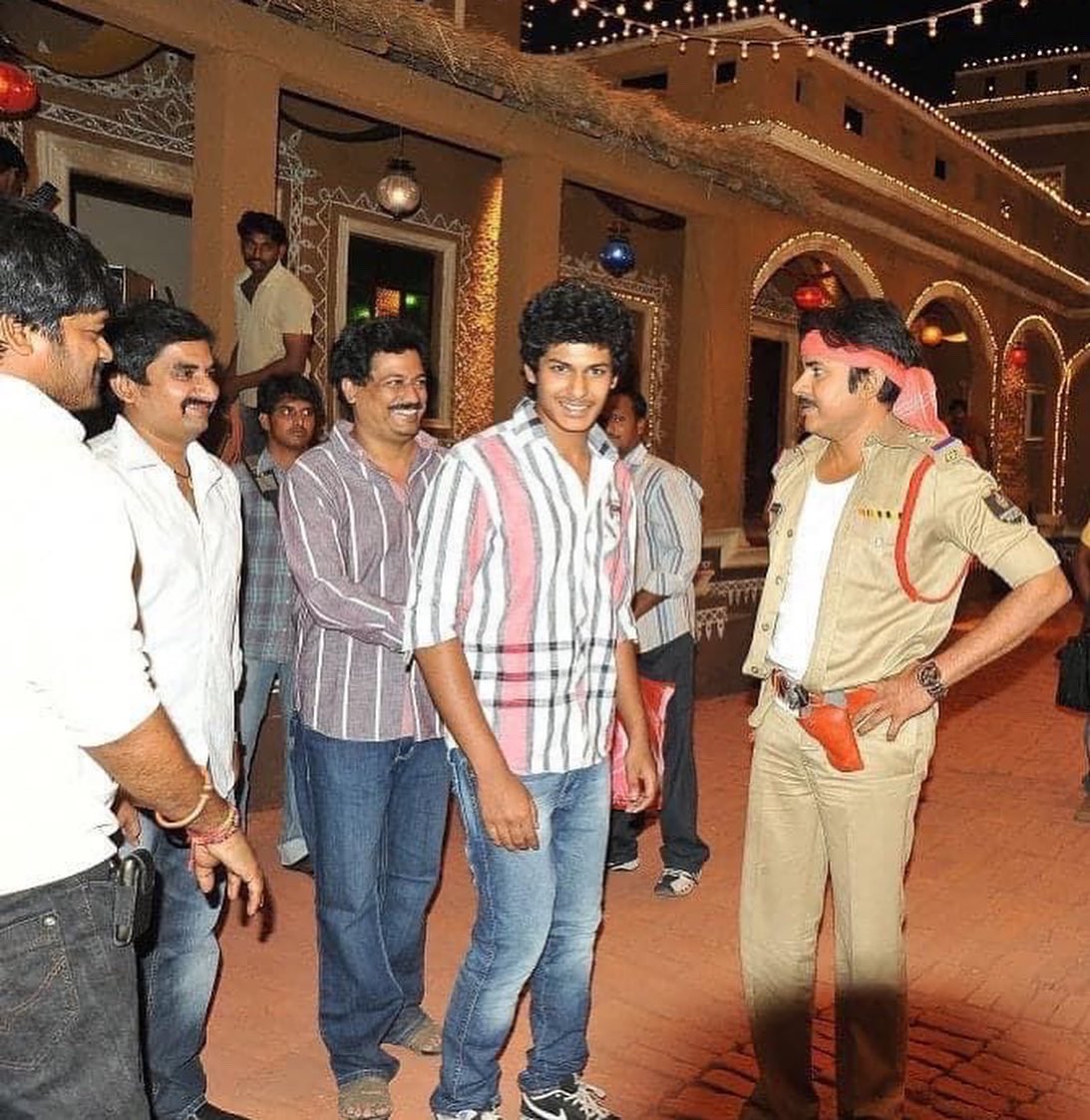 VegesnaSatish1's tweet photo. మా గబ్బర్ సింగ్ కి పది సంవత్సరాలు. 
అద్భుత విజయాన్ని అందించిన  అందరికీ కృతజ్ఞతలు. 
ఈ మూవీకి  స్క్రీన్ ప్లే అందించే అవకాశం ఇచ్చిన అన్నయ్య హరీష్ శంకర్ కి, నిర్మాత బండ్ల గణేష్ గారికి, పవర్ స్టార్ పవన్ కళ్యాణ్ గారికి కృతజ్ఞతలు తెలియచేసుకుంటూ🙏@PawanKalyan @harish2you @ganeshbandla https://t.co/J3ZbTsunfU