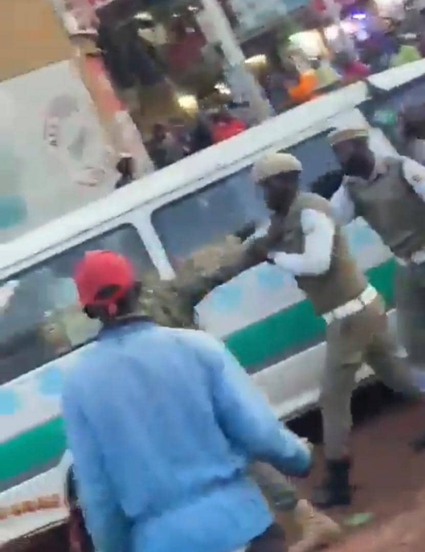 AidenKaliisa's tweet photo. What is the name of this M.P police officcer?by the way where is “Mango Babangida” who shot a traffic cop a few months back?
@UPDFspokespersn https://t.co/kmtjZmWBdB