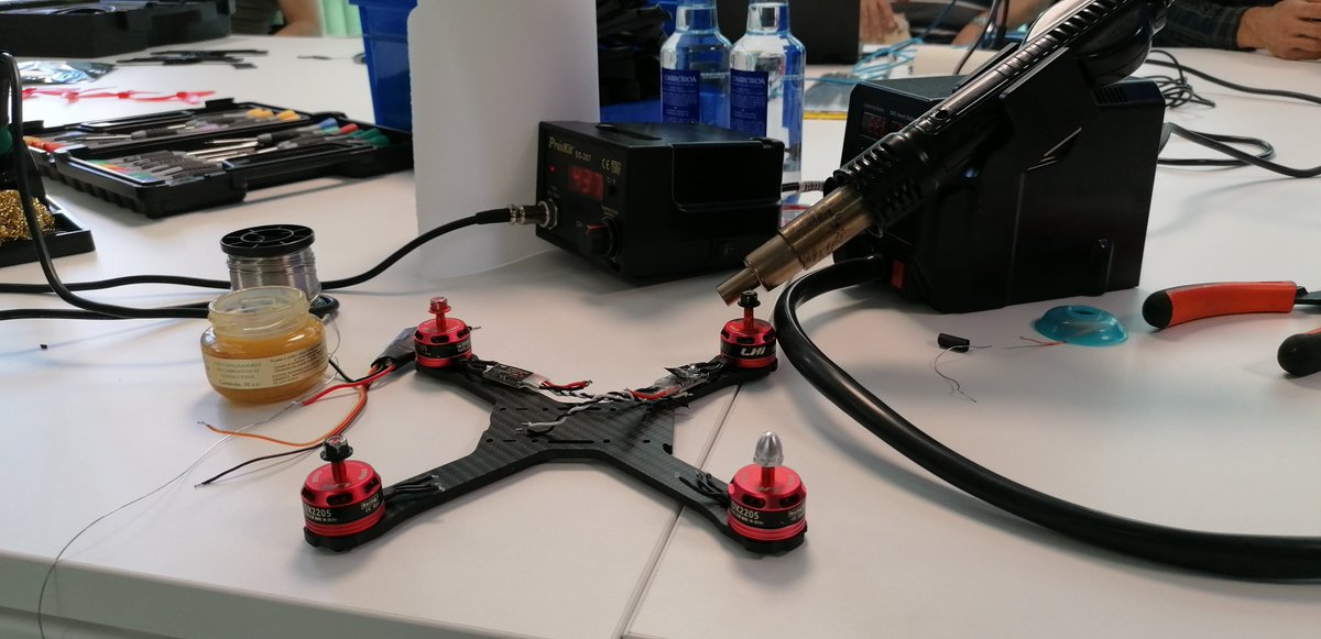 profe1mats's tweet photo. Cómo armar un dron explicado por expertos, excelente taller del #CIFPASMERCEDES en #DixInnova https://t.co/hkuE5wAPIH