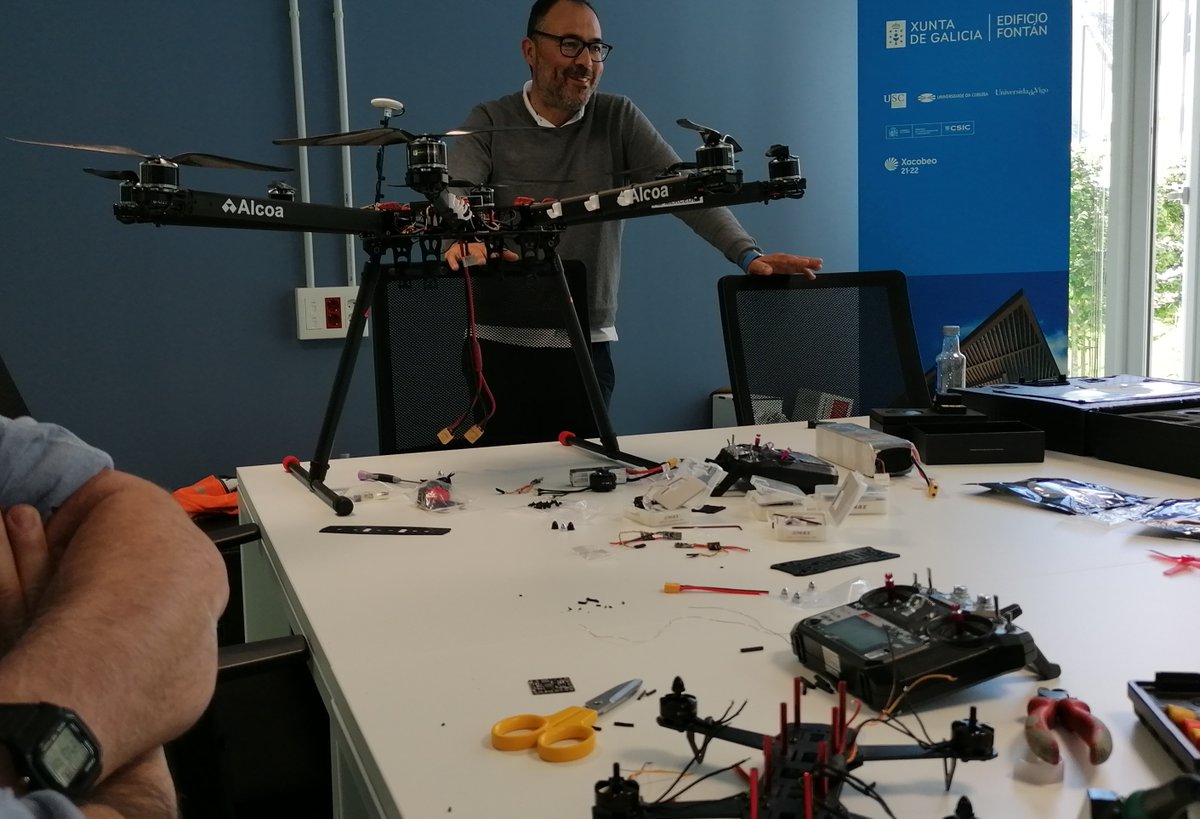 profe1mats's tweet photo. Cómo armar un dron explicado por expertos, excelente taller del #CIFPASMERCEDES en #DixInnova https://t.co/hkuE5wAPIH