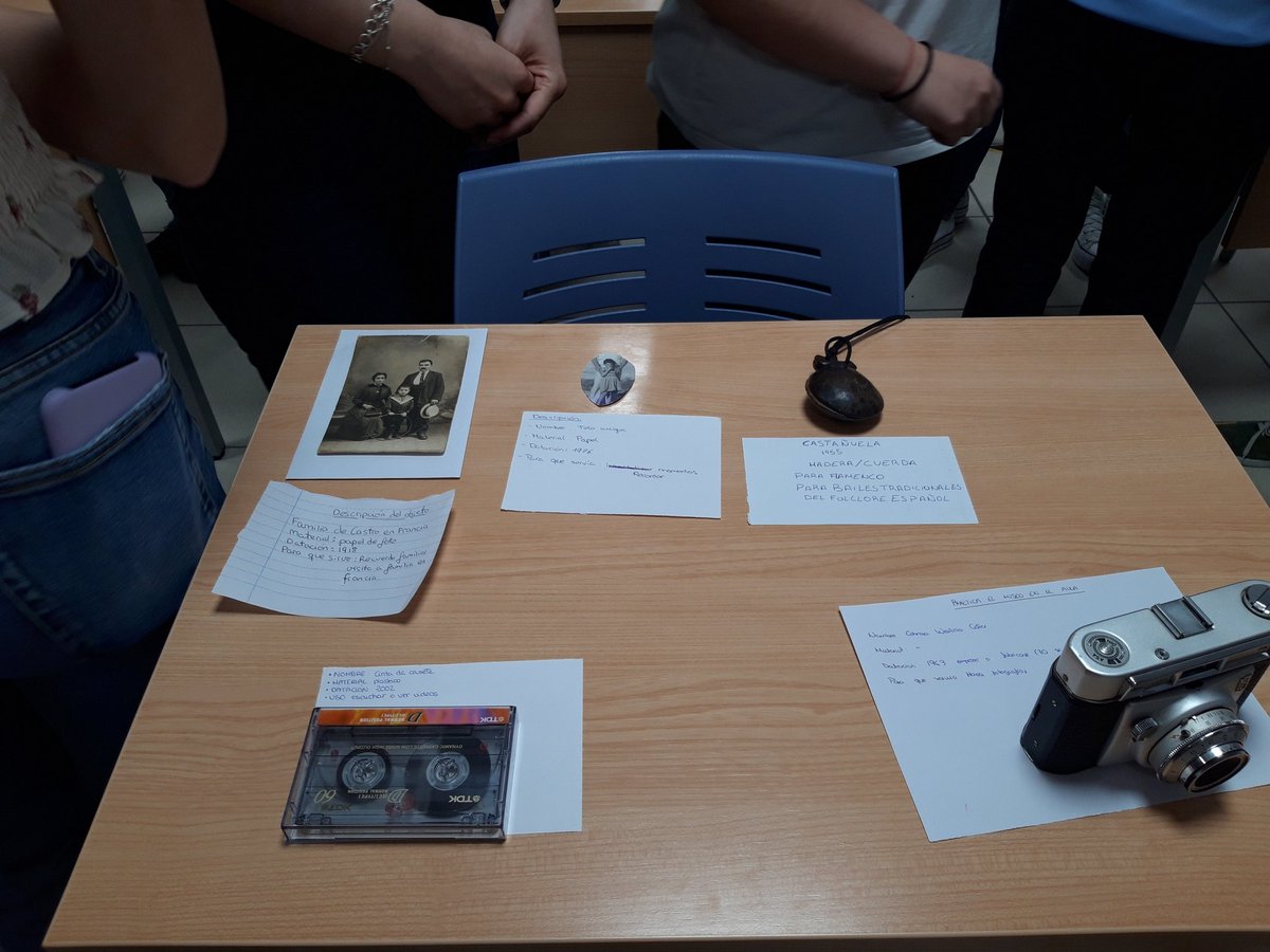 Mercede34417335's tweet photo. #DCSUVA Enhorabuena a 3° del Grado de Infantil de @feyts_uva por la creación de un Museo de Aula  #estrategiasccss para dar valor a los objetos e iniciar el aprendizaje de nociones temporales, estudiar cambios y continuidad. Orgullosa del trabajo! https://t.co/H2pCGy38VV