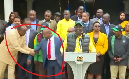 SonkoNews's tweet photo. Chama Ya Madharau! Azimio Bloggers Roast Kenya Kwanza Over Aden Duale’s Irresponsible Behavior https://t.co/TzRreoOTpU via @SonkoNews
#Duale #Kithi #WilliamRuto #RailaKwisha #Nairobi #Nakuru https://t.co/mQKKaRKnux