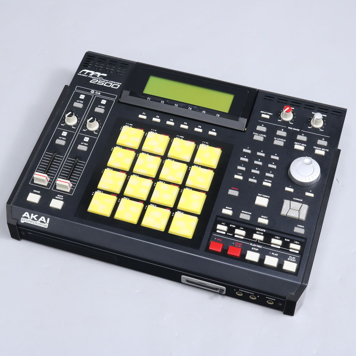 ishibashichamz's tweet photo. AKAI MPCシリーズの中古、いろいろ在庫ございます！
https://t.co/o2xaRFR7tf
#御茶ノ水本店　#AKAI #MPC1000 #MPC2500
 #MPC4000 #MPC5000 もあるよ https://t.co/Y6A8pq697W