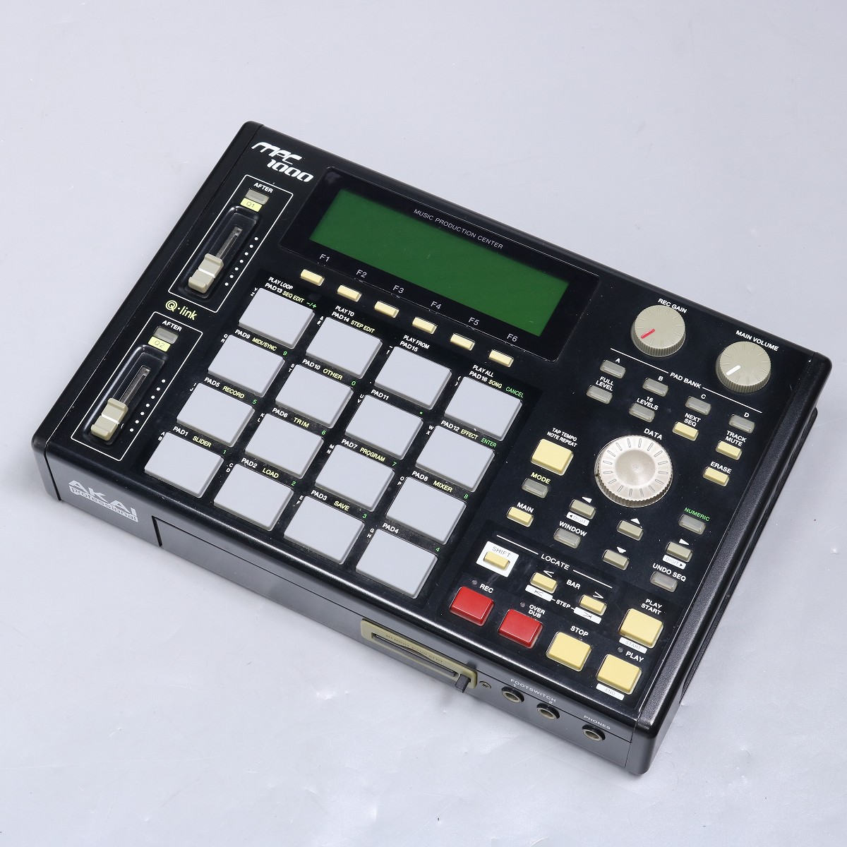 ishibashichamz's tweet photo. AKAI MPCシリーズの中古、いろいろ在庫ございます！
https://t.co/o2xaRFR7tf
#御茶ノ水本店　#AKAI #MPC1000 #MPC2500
 #MPC4000 #MPC5000 もあるよ https://t.co/Y6A8pq697W
