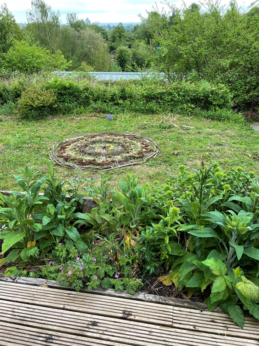 NEEastMidlands's tweet photo. Connecting People with Nature is a key part of @NaturalEngland work. @NEEastMidlands loved our recent day with artist @RFJamesUK - introducing young Nottingham refugees from #NEST &amp; adults from @SFiCEFoundation to art &amp; nature in @TeamSTAA's wild allotment spaces.  1/5 https://t.co/NIG7Rjjbdc