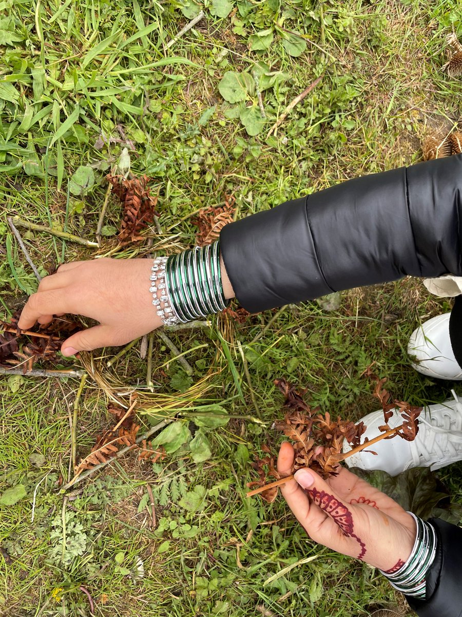 NEEastMidlands's tweet photo. Connecting People with Nature is a key part of @NaturalEngland work. @NEEastMidlands loved our recent day with artist @RFJamesUK - introducing young Nottingham refugees from #NEST &amp; adults from @SFiCEFoundation to art &amp; nature in @TeamSTAA's wild allotment spaces.  1/5 https://t.co/NIG7Rjjbdc