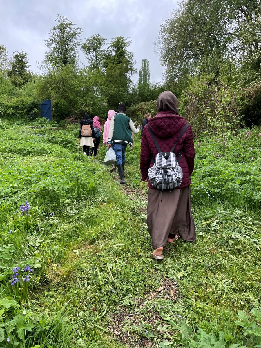 Connecting People with Nature is a key part of <a href="/NaturalEngland/">Natural England</a> work. <a href="/NEEastMidlands/">Natural England East Midlands</a> loved our recent day with artist @RFJamesUK - introducing young Nottingham refugees from #NEST &amp; adults from <a href="/SFiCEFoundation/">SFiCE Foundation</a> to art &amp; nature in <a href="/TeamSTAA/">STAA</a>'s wild allotment spaces.  1/5