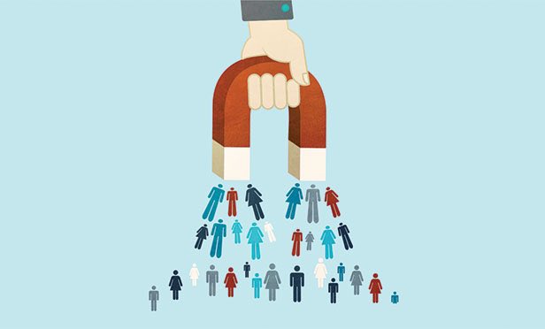 RogerSendra's tweet photo. El cliente es el CEO de la empresa. El decide lo que ganas y lo que pierdes, lo que eres y lo que aprendes. Los clientes atraen talento o lo alejan, posicionan a la organización y la diferencian. Si no cuidas, inviertes y centras en cliente te alejas del propósito de una empresa. https://t.co/xus5HkdmV9