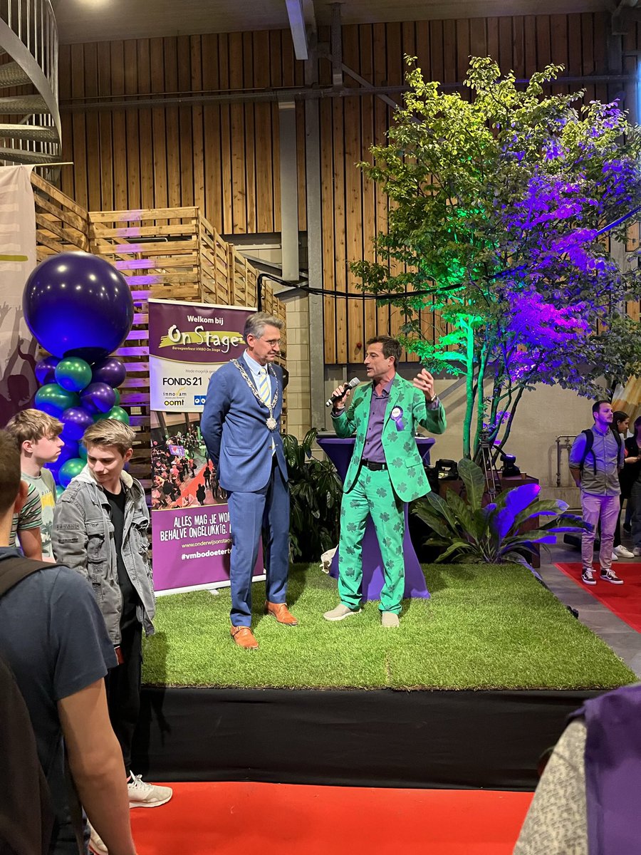 VMBOOnStage's tweet photo. Scholen en beroepsbeoefenaren, wát waren jullie goed samen 💜💚 @LvCMOnStage #vmbodoetertoe #beroepenfeest #vmbo @GennepElzendaal @metameer @merletcuijk @MerletMill #landvancuijkmaasuinen
#Inspyrium @rocdeleijgraaf @gildeopleidinge dank voor de geweldige ontvangst en hulp 🙏🏻 https://t.co/5Om8R5rzlW