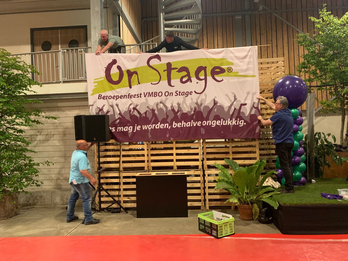 VMBOOnStage's tweet photo. Scholen en beroepsbeoefenaren, wát waren jullie goed samen 💜💚 @LvCMOnStage #vmbodoetertoe #beroepenfeest #vmbo @GennepElzendaal @metameer @merletcuijk @MerletMill #landvancuijkmaasuinen
#Inspyrium @rocdeleijgraaf @gildeopleidinge dank voor de geweldige ontvangst en hulp 🙏🏻 https://t.co/5Om8R5rzlW