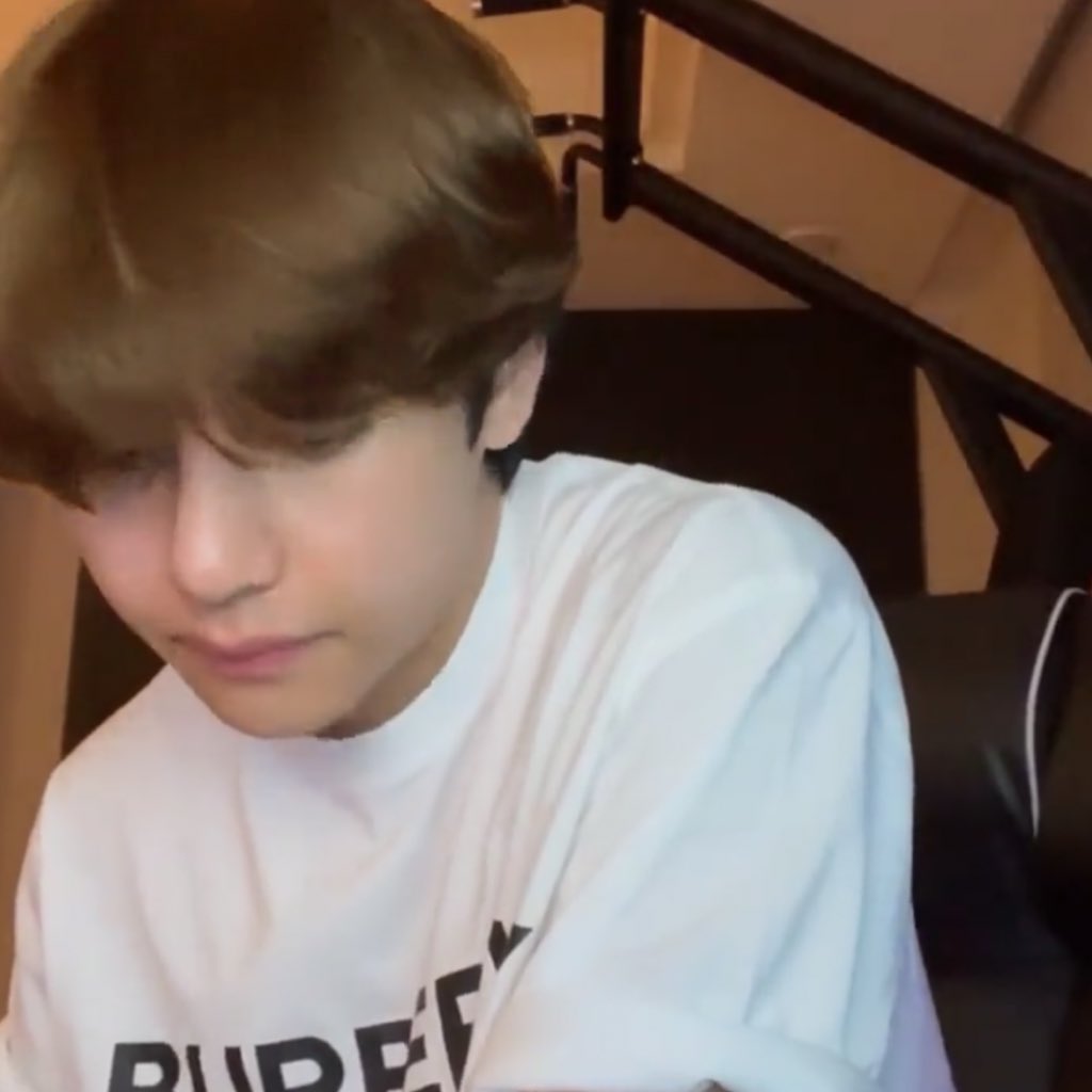 จริงๆแทฮยองผมสีน้ำตาลหรือสีบลอนด์อยู่ค่ะทุกคน แต่น้องแทเอาเข้าแอพผมเลยเปลี่ยนเป็นสีดำ