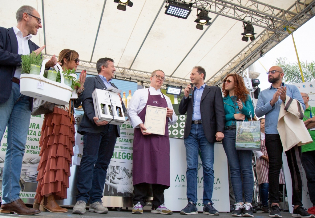 terremoscatello's tweet photo. Anche il Moscatello di Taggia sul palco di Aromatica per premiare Ernst Knam, il Re del cioccolato.

@aromaticadiano @ErnstKnam Aromatica Ernst Knam Pasticceria Ernst Knam https://t.co/sVaiGv1lBu