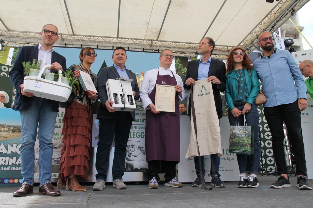 terremoscatello's tweet photo. Anche il Moscatello di Taggia sul palco di Aromatica per premiare Ernst Knam, il Re del cioccolato.

@aromaticadiano @ErnstKnam Aromatica Ernst Knam Pasticceria Ernst Knam https://t.co/sVaiGv1lBu