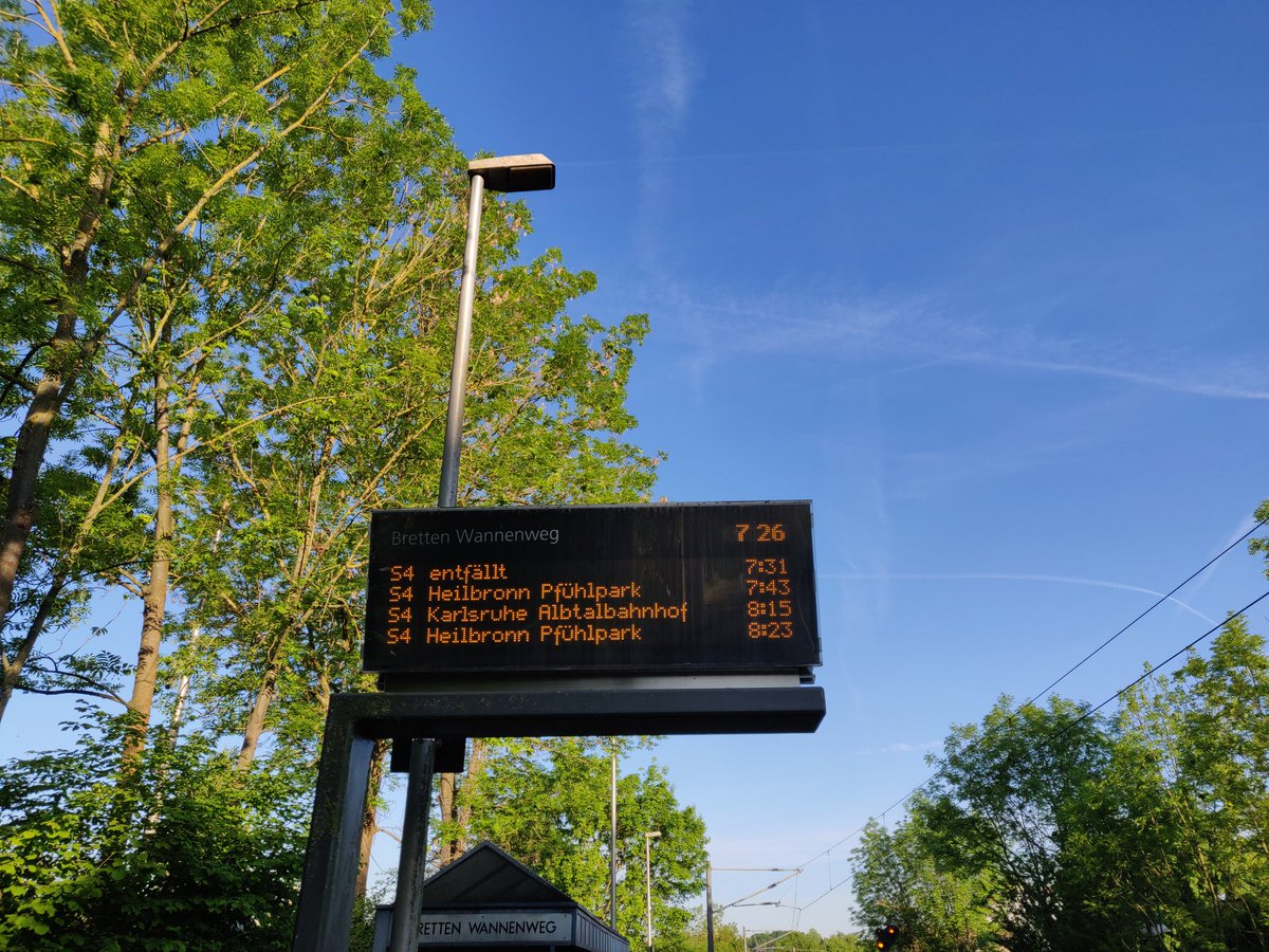 CKrger's tweet photo. Tag 2 der Woche mit der S4. Die Verbindung fällt natürlich einfach aus. Also einmal durch Bretten spurten um am Bahnhof den Bummelzug zu bekommen. Danke #KVV #AVG. Verspätung heute bestimmt gut ne halbe Stunde. Infos durch den #KVV das es solch eine Alternative gibt, keine. https://t.co/dslAsi9uH7