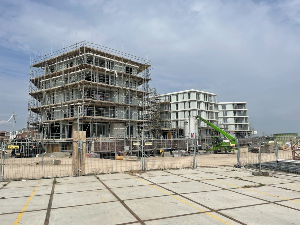 BerryBeing's tweet image. #Nijmegen #ParkFortKrayenhoff - drie diamantvormige paviljoens komen uit de steiger. Samenwerking tussen @Trebbe1911 en @bpd_nl in #Waalfront.