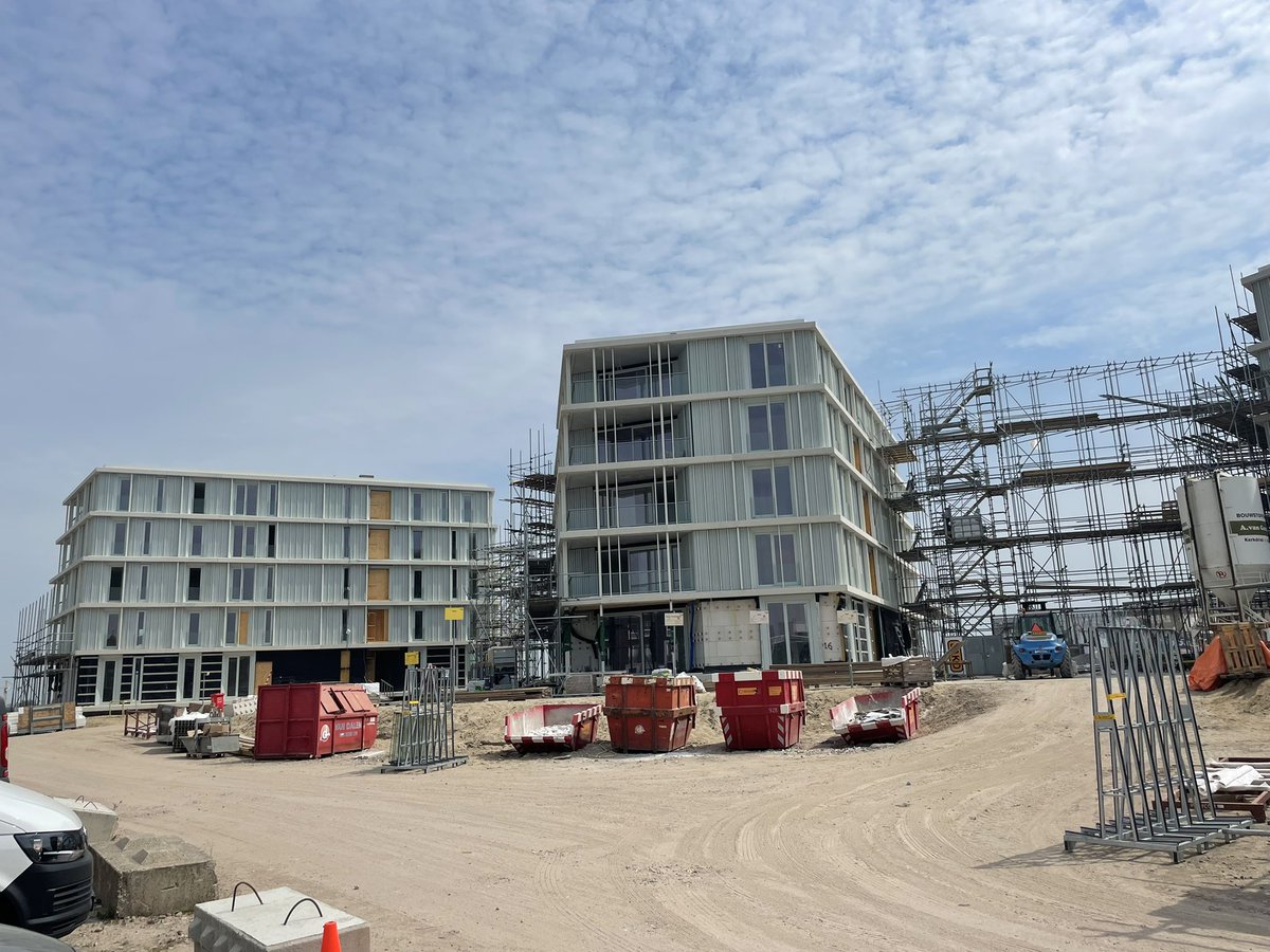 BerryBeing's tweet image. #Nijmegen #ParkFortKrayenhoff - drie diamantvormige paviljoens komen uit de steiger. Samenwerking tussen @Trebbe1911 en @bpd_nl in #Waalfront.