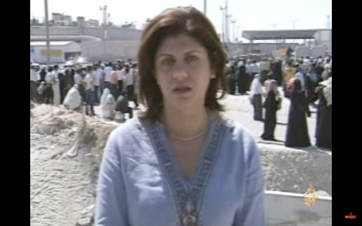 ObaydaGhadban's tweet photo. من جنين (2000) إلى جنين (2022)، عشرون عاما وأكثر، كبر وجداننا على صوت شيرين أبو عاقلة وتقاريرها، إلى أن استشهدت اليوم في الميدان كما كانت تحب، وتحولت من نقل الحدث إلى أن صارت الحدث نفسه.
رحمها الله ولعن الاحتلال كل يوم وكل ساعة https://t.co/n2bcJEfA51