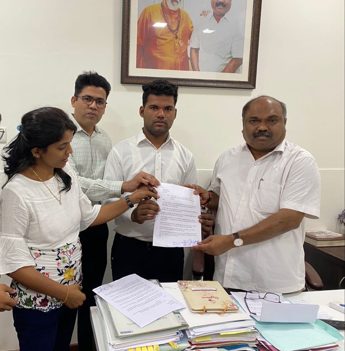 vishaSpeaks's tweet photo. काल विद्यार्थ्यांच्या परिक्षेसंदर्भात विशेषतः मुंबई विद्यापीठाच्यासंदर्भात मा @advanilparab यांना भेटून निवेदन देण्यात आले,आज @samant_uday आणि मुंबईविद्यापीठाच्या कुलगुरूंसोबत बोलून विद्यार्थ्यांच्या हिताचा निर्णय घेऊ असे आश्वासन दिले
#onlineexam 
@balusha_Unity @MHstudentsVoice https://t.co/BRP0fsPNnw