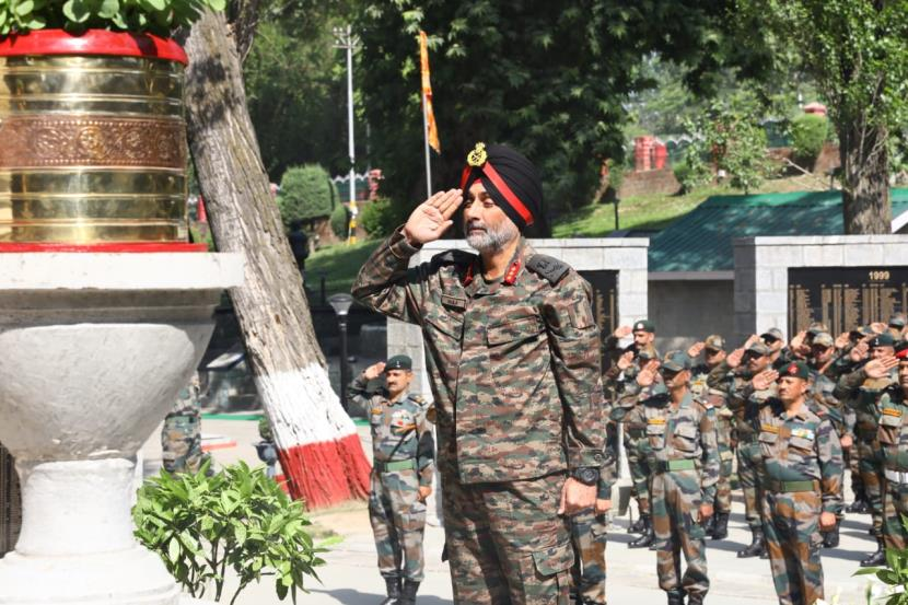 naaz_mahar's tweet photo. Lieutenant General #AmardeepSinghAujla on Tuesday took over command of the strategic #Kashmir-based #ChinarCorps of the #IndianArmy from Lieutenant Gen #DPPandey. General Aujla also paid homage at the Chinar Corps Memorial at Badami Bagh Cantonment in #Srinagar. https://t.co/zkRtXyt7Kl