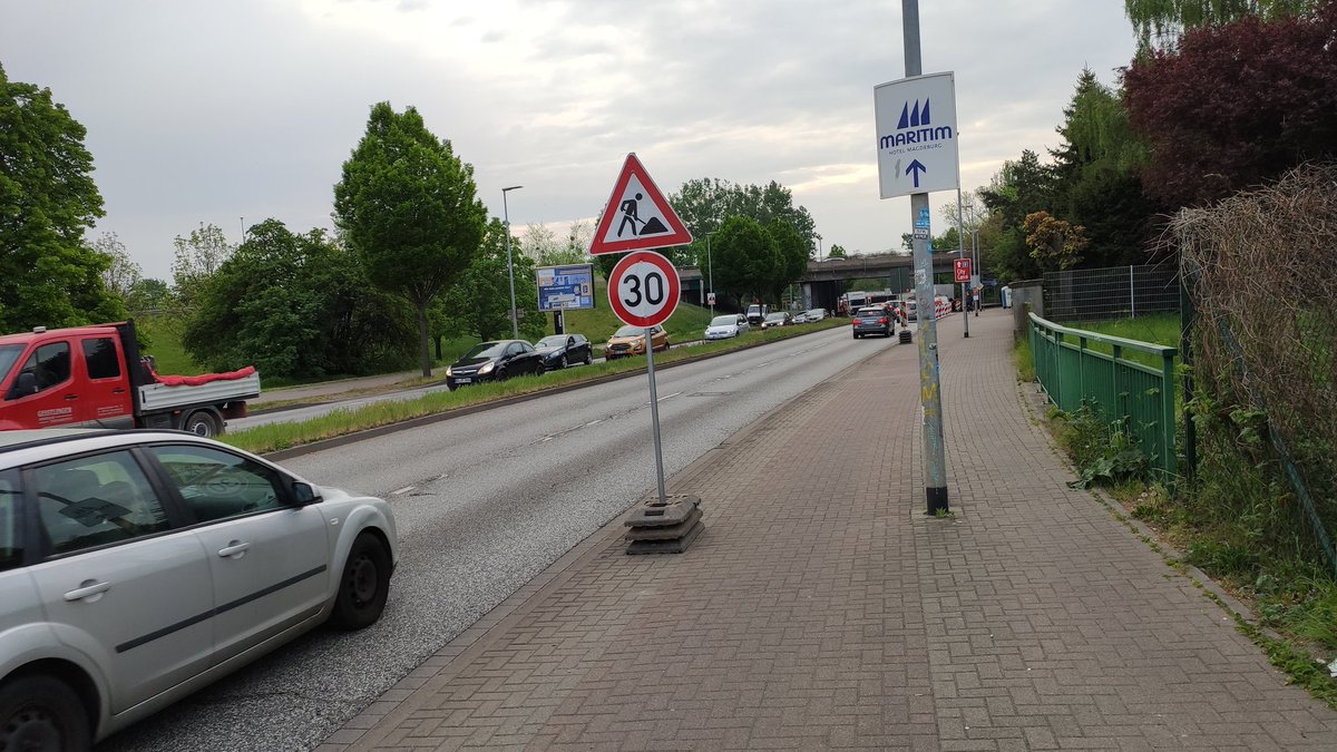 Giefers's tweet photo. Die Straße ist endlos lang, aber die Schilder werden in der @Ottostadt #Magdeburg exakt dort hin postiert, wo sie beim (noch dazu temporären Zweirichtungs-)Radweg am besten stören. Dient in der Nähe der Lampenmasten. Vorsatz? https://t.co/D2Zg5ijF5N