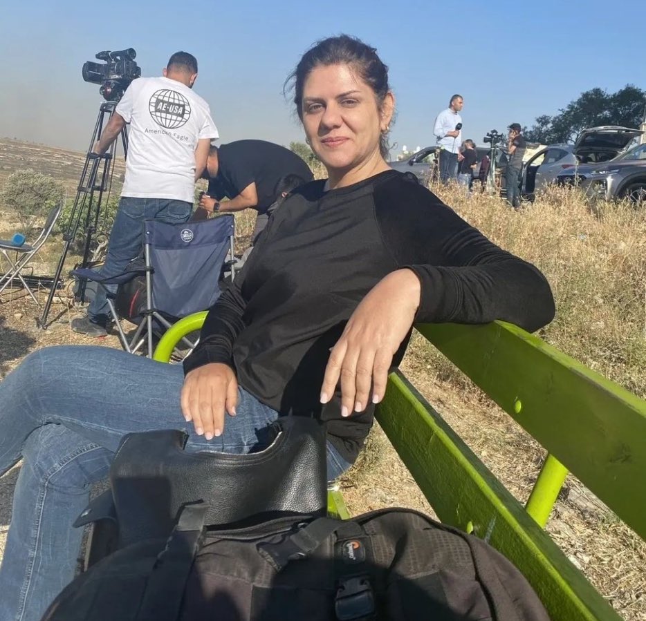 RicardoRKaram's tweet photo. رصاصة اسرائيلية في أسفل الأذن في منطقة لا تغطيها الخوذة التي كانت ترتديها تُسقط المراسلة اللامعة #شيرين_ابو_عاقلة وتُسكت صوتاً ناضل في سبيل الحق والعدل الحقيقة. لم تدرك شيرين أنّ حياتها ستكون قصيرة وأنّ الشر "لا يلقي سلاحه حتى يلفظ آخر أنفاسه؛ فهو لا يعرف الصلح والمهادنة أبداً". https://t.co/yb1ZhqyX1s