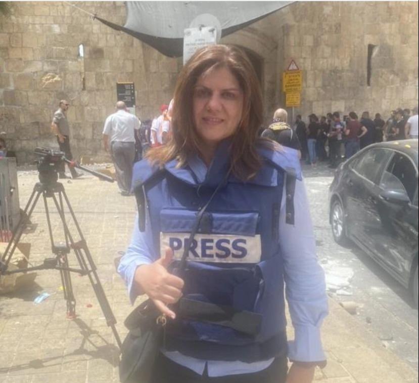 Brevesdepresse's tweet photo. ⚡🇮🇱|🇵🇸FLASH -Shireen Abu Akleh, une des journalistes les plus connues d'Al-Jazeera, a été tuée ce matin par un tir de l'armée israélienne alors qu'elle couvrait des affrontements dans le secteur de Jénine en Cisjordanie (AFP). Elle portait ce gilet pare-balles "press". (témoins) https://t.co/L2HLEDCwLl