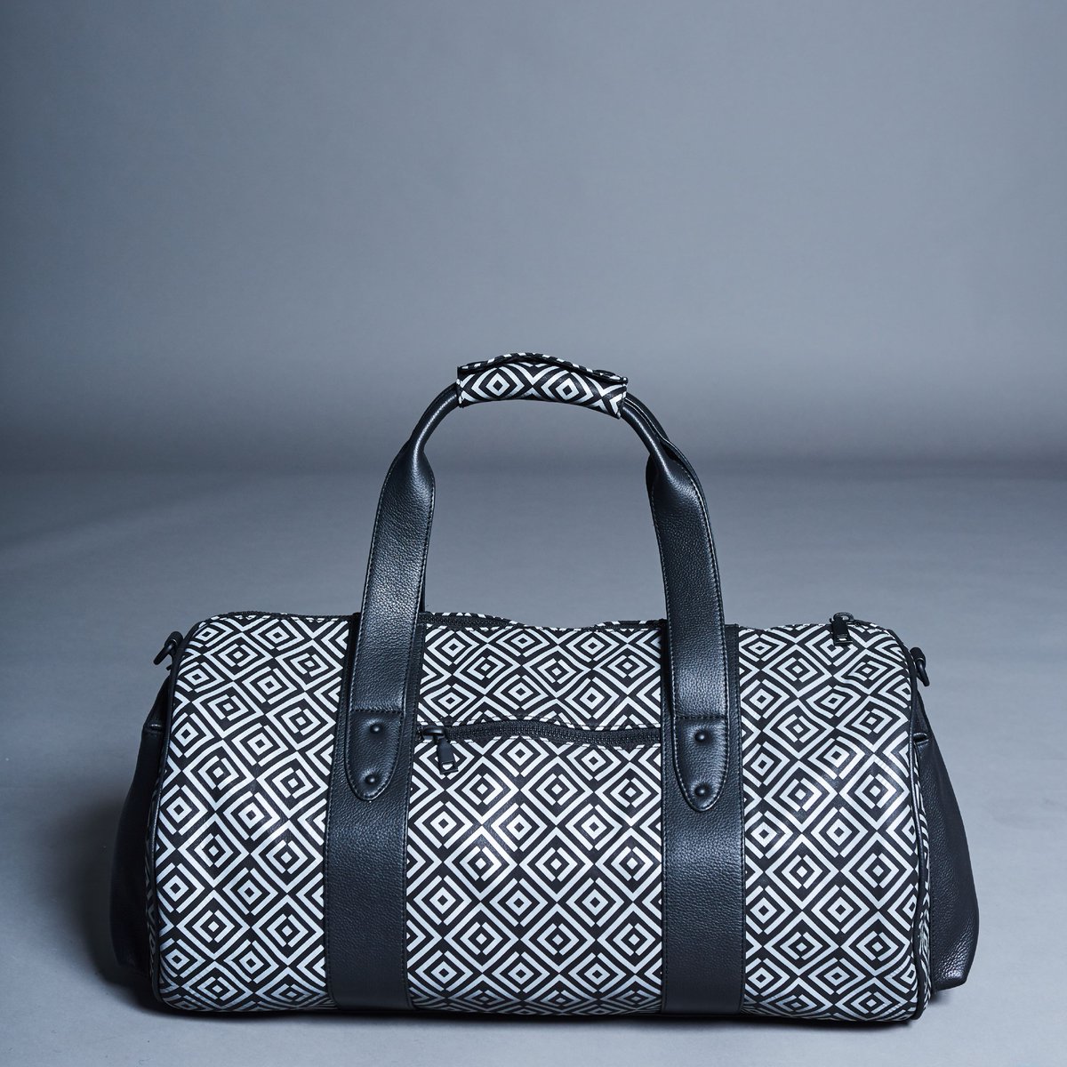 whatstheishu's tweet photo. Blurring the lines between fashion and technology. The ISHU Duffle is available now. 

#WHATSTHEISHU https://t.co/2WwN6bW1Ef