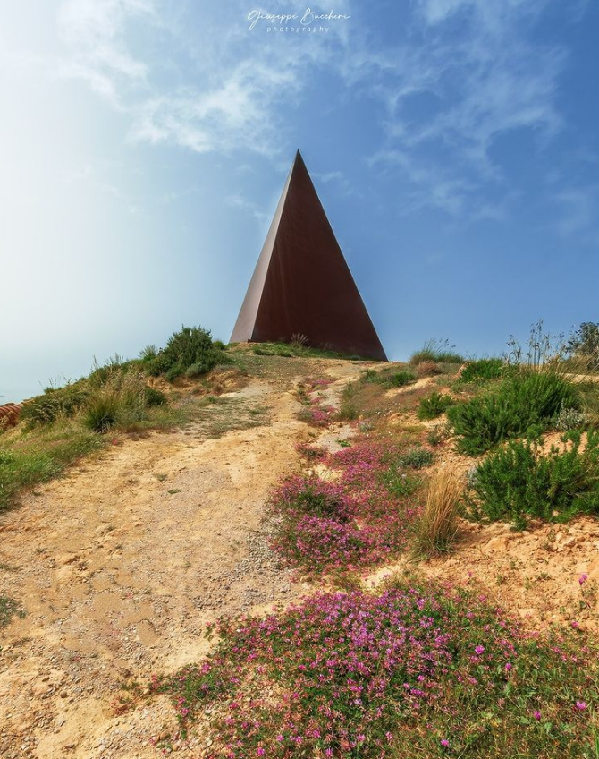 VisitSicilyOP's tweet photo. La Piramide 38° Parallelo fa parte di Fiumara d'Arte, una galleria open air lungo che dalla costa tirrenica si  addentra nel cuore del @ParcoNebrodi. Alta 30 m. è squarciata da una fessura da cui, al tramonto, penetra la luce.
📷Rocknprog
#visitsicilyinfo #mottadaffermo #messina https://t.co/QEdpkRRvna