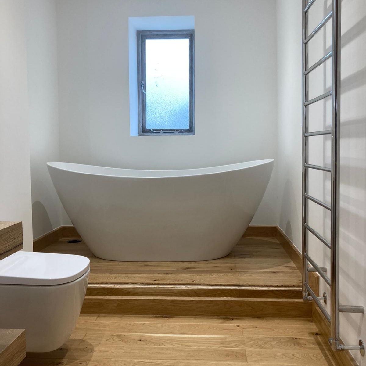 Another day, another bathroom to swoon over.
Anyone else feel like they could totally float away in this beautiful bath?
🤍
#atlantic_complete_collection 
#atlanticbk
#atlantictilegallery
#northdevon
#interiordesign
#home