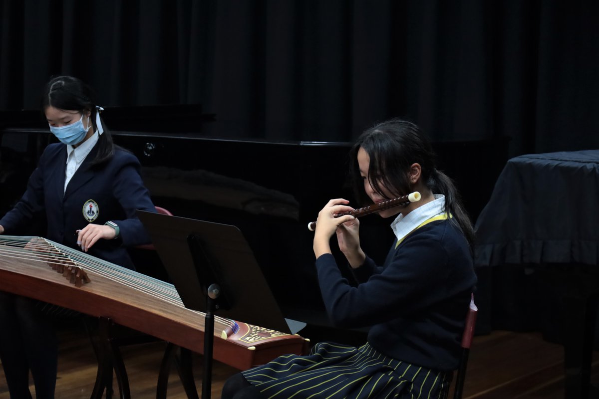 Ravenswood_News's tweet photo. It was wonderful to see the return of the much-loved Senior School Lunchtime Concert, complete with a guitar ensemble, singing and orchestra! #RAVOperformingarts #semperadmeliora #alwaystowardsbetterthings https://t.co/gK01qMKAcp