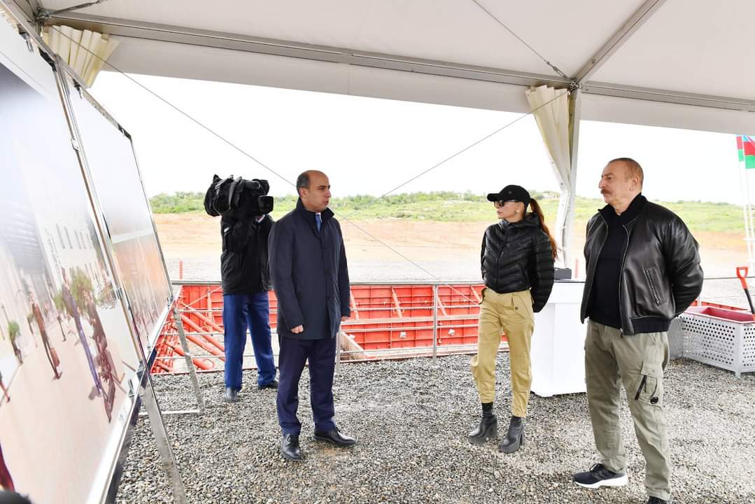 Füzuli şəhərində Peşə Liseyinin təməli qoyulub.
 Ötən gün Təhsil naziri Emin Əmrullayev Prezident İlham Əliyevə və birinci xanım Mehriban Əliyevaya yeni yaradılacaq təhsil müəssisəsi barədə məlumat verib.
🔗 Ətraflı: bit.ly/3Fxj81C
#PeşəTəhsili #EduAz #VET