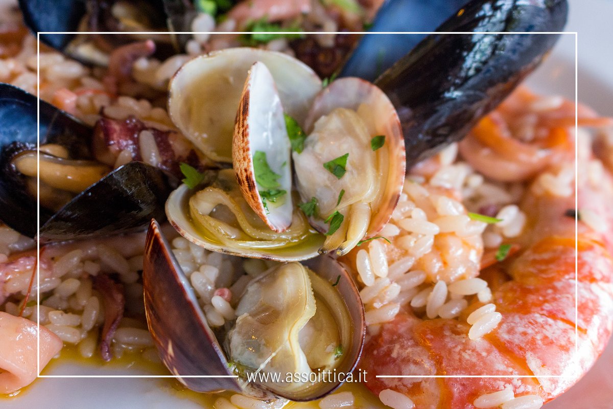 Assoittica's tweet photo. Il #preparato per #risotto permette di creare un delizioso piatto in pochi minuti, grazie al condimento pronto composto da #calamari, #totani, #gamberi, #cozze o #vongole da unire al riso. Un alimento completo che comprende diverse specie ittiche e fonti di #carboidrati. https://t.co/emvWESQfe8