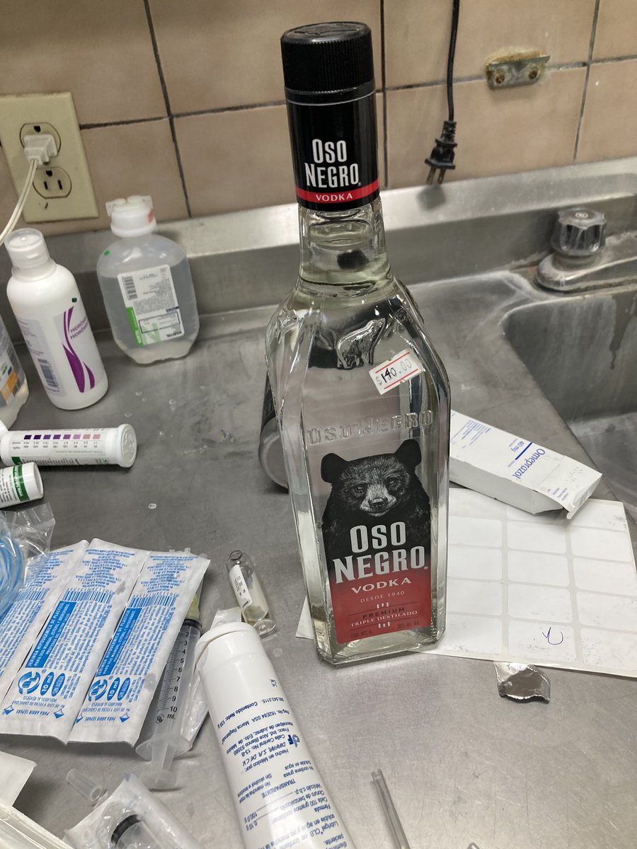diariodeunloc0's tweet photo. Terapia con etanol para paciente con intoxicación por etilenglicol 🥰 https://t.co/XUJfuvPbwM