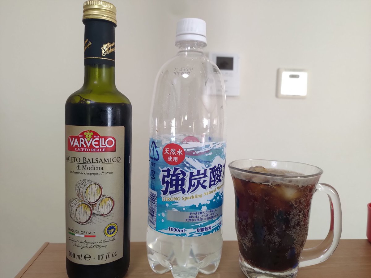 rondbell2014_fx's tweet photo. きりんFXさんから教わったバルサミコ酢炭酸水割り

アルコール摂取したい時に飲むと、その欲が落ち着きますね🤔🤔🤔

もちろん、業務スーパーコンビ😁👍 https://t.co/eRMbrko7V1