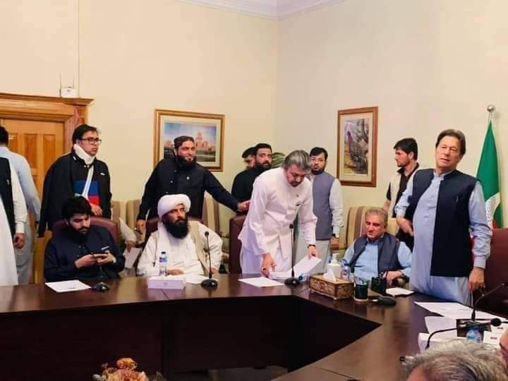 SyedNaseemUllah's tweet photo. لوگ برا کہتے ہیں، انہیں کہنے دو..........😊
وہ سنا نہیں✋
وتعز من تشاء وتذل من تشاء🖤🔥💥
جو شخص برداشت کرنے کا فن جانتا ہے وہ شخص زندگی کی کوئی بھی جنگ نہیں ہار سکتا...
@ImranKhanPTI
@Shuja80155137
@Ali_MuhammadPTI
#SyedZada https://t.co/Vmrss7P9g6