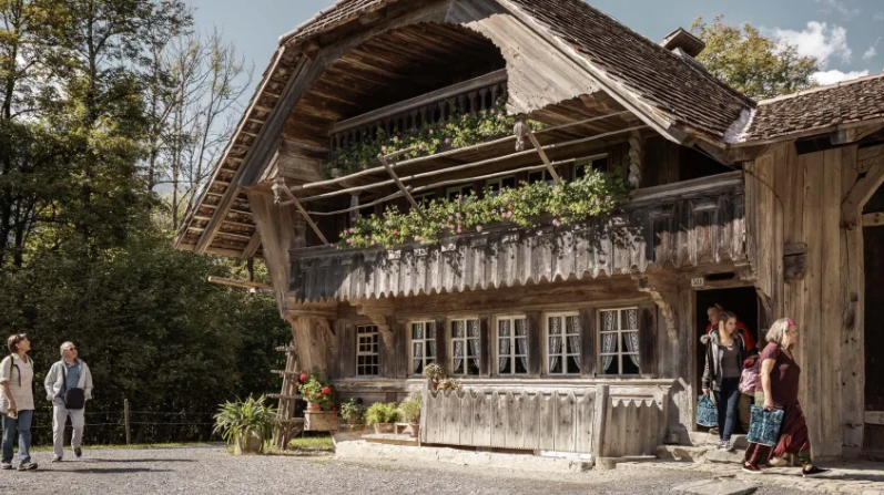 STMediaCH's tweet photo. Seislertage im #FreilichtmuseumBallenberg!
Der deutschfreiburgische Sensebezirk präsentiert seine Leute, deren Eigenheiten, den Dialekt und die Volkskultur!
Es geht «Jùscht gäbig ù gmüetlich»!
14.-15.5.22.
@madeinbern @fribourgregion
https://t.co/A3l6FKYTR6 https://t.co/tTLCV2yUdF