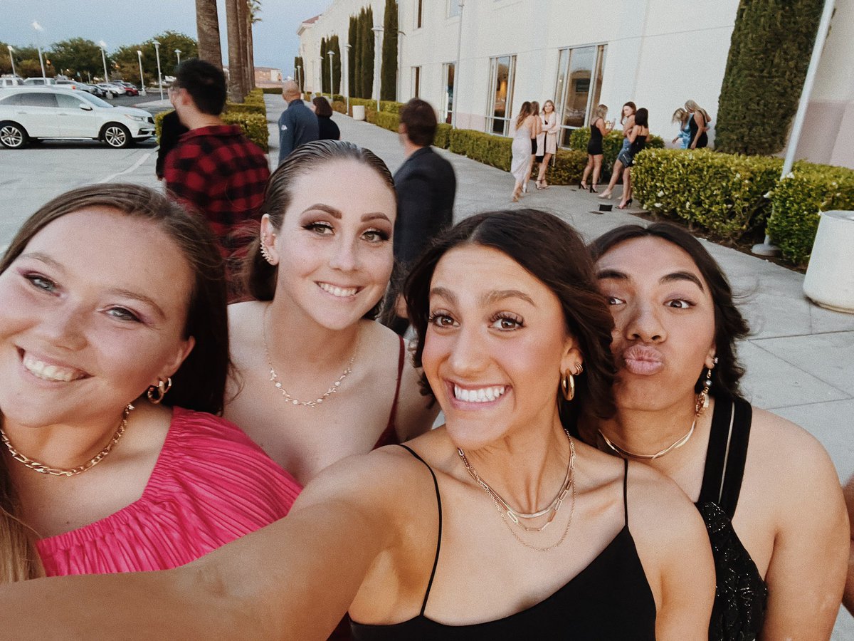 tarynirigoyen's tweet photo. Night of champs w/ my chicks! https://t.co/rkphxiSM4P