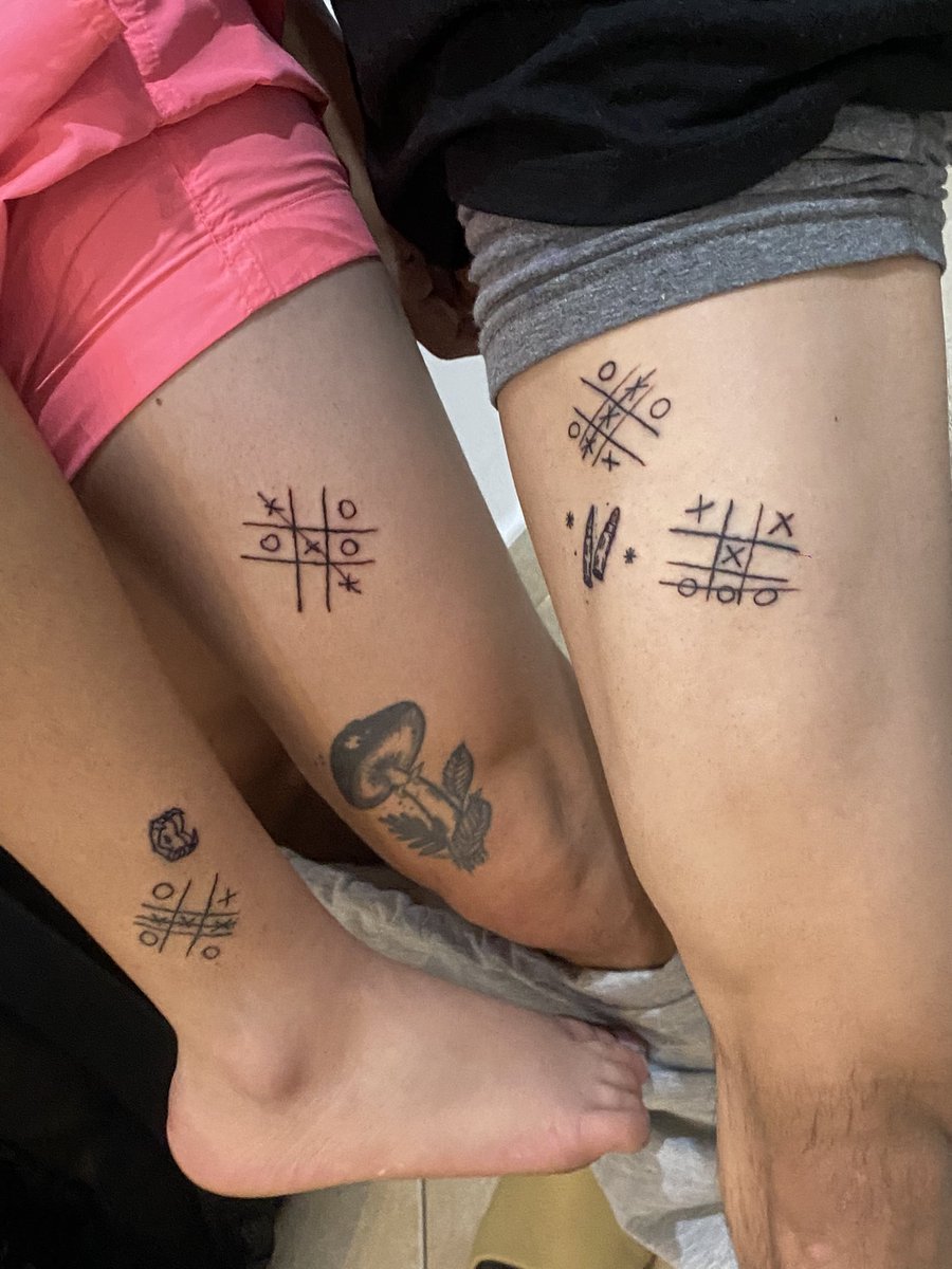 soymei_'s tweet photo. Encerraos en un hotel de rekemones nos tatuamos esto https://t.co/AbT4zGPJqu