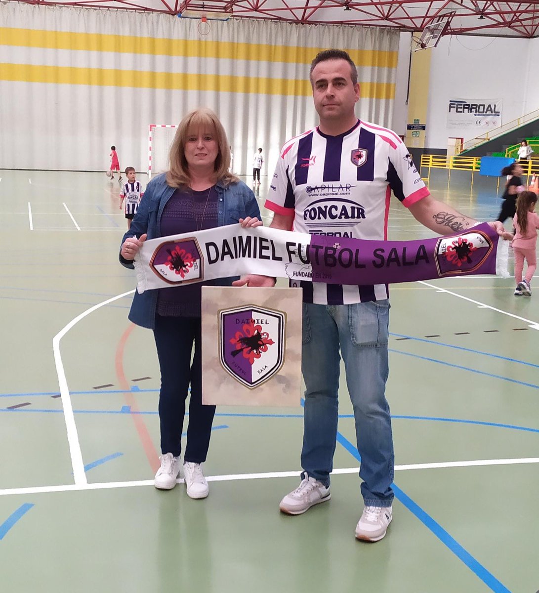 DaimielFutSala's tweet photo. 𝐀𝐆𝐑𝐀𝐃𝐄𝐂𝐈𝐌𝐈𝐄𝐍𝐓𝐎

Como 🗣️ previamente, el ⬅️ Sábado, en el descanso del encuentro ante #Minaya, quisimos agradecer 😀🙌 a Mary Paz Romero👩‍🎨 el detalle de su cuadro 🖌 hacia nuestro 💜

Se le hizo entrega de una🧣de 💜, reiterándole de nuevo nuestro 👏 por su gesto 👌 https://t.co/upcWjwI8y2