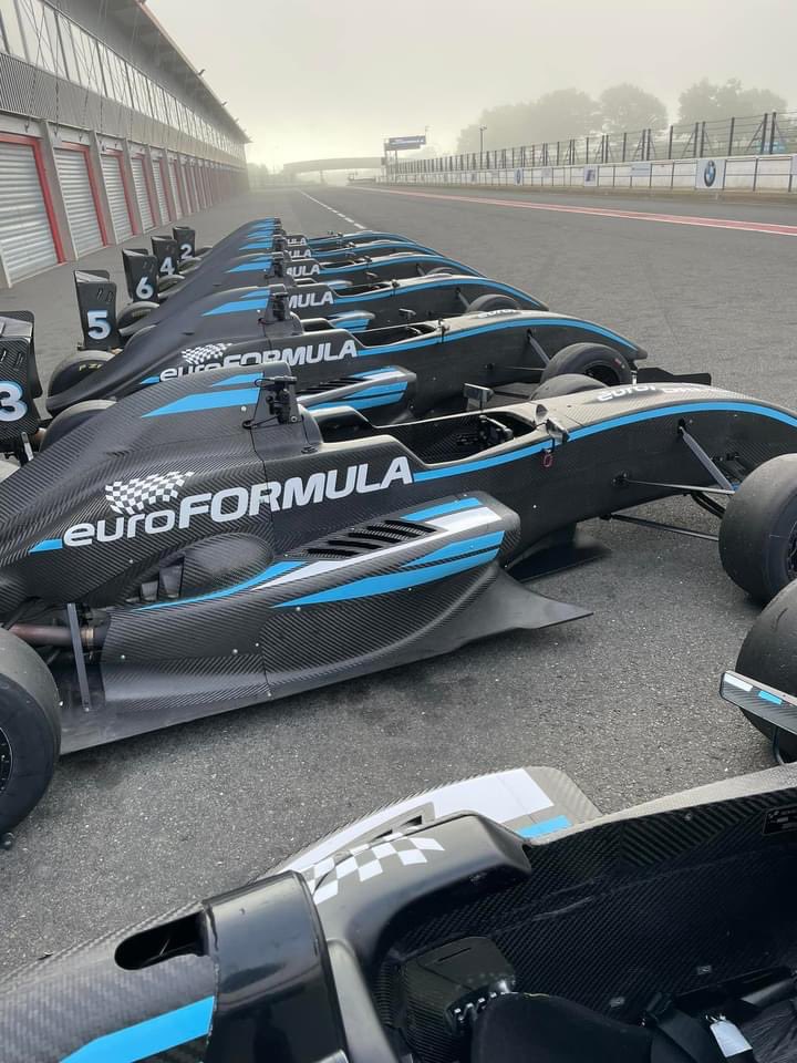 EUROFORMULASCH1's tweet photo. Préparation de notre 2ème journée Club Euroformula sur le circuit du Val de Vienne. Prochaine étape circuit de Dijon Prenois en juin.
#euroformula #formulerenault #pilotage #circuittraining #valdevienne
https://t.co/VKROlxhpdF https://t.co/VAZB1UQrEU
