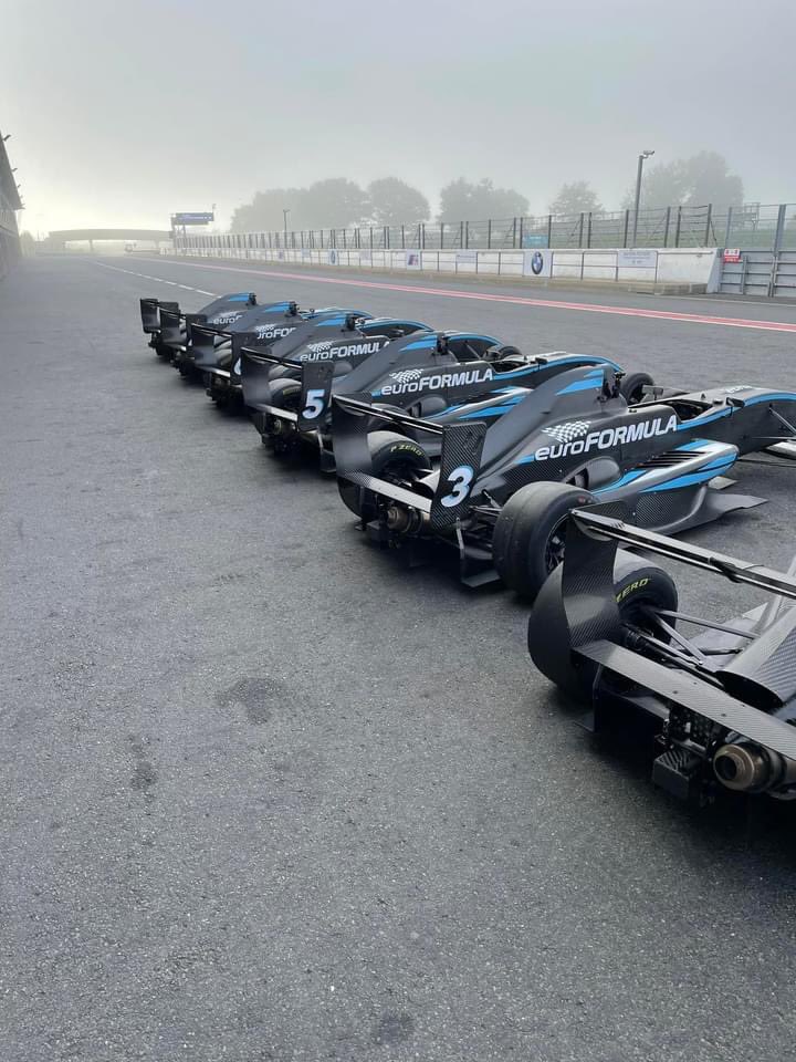 EUROFORMULASCH1's tweet photo. Préparation de notre 2ème journée Club Euroformula sur le circuit du Val de Vienne. Prochaine étape circuit de Dijon Prenois en juin.
#euroformula #formulerenault #pilotage #circuittraining #valdevienne
https://t.co/VKROlxhpdF https://t.co/VAZB1UQrEU