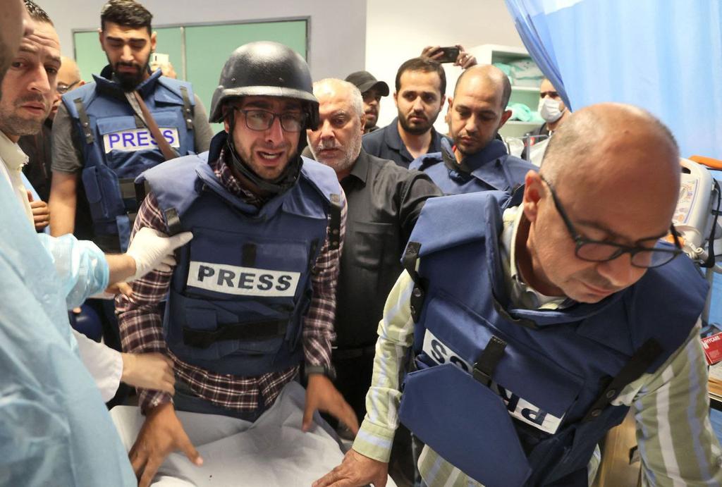 Media coverage | The moment when journalist Shereen Abu Aqleh of Al Jazeera TV was announced dead by an Israeli sniper's fire at Ibn Sina Hospital in Jenin, north of the occupied West Bank.

#ShireenAbuAqleh