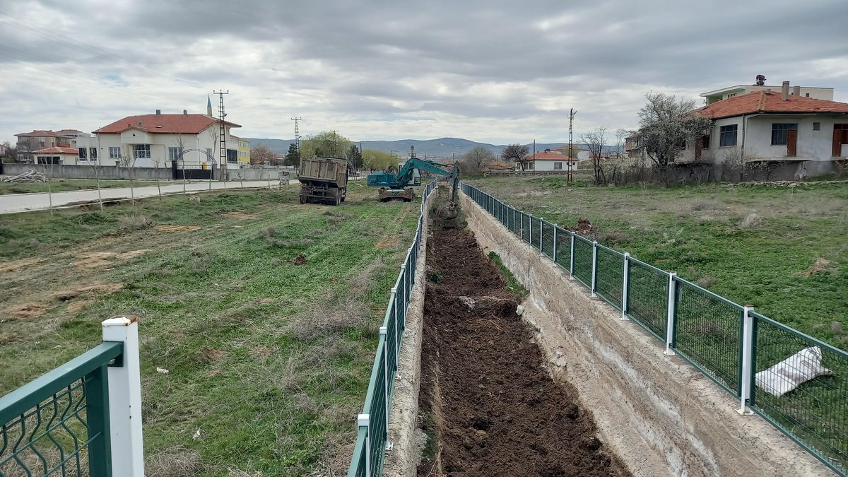 dsi_12_blgmd's tweet photo. Kırşehir İli, Çiçekdağı İlçe Merkezindeki Taşkın Tesisinde aşırı derecede rüsubat birikintisi olmuş olup, yapılan Makinalı Çalışma ile sorun ortadan kaldırılarak taşkın riski minimize edilmiştir.
DSİ 122. ŞUBE MÜDÜRLÜĞÜ https://t.co/3hiyh3IMsC