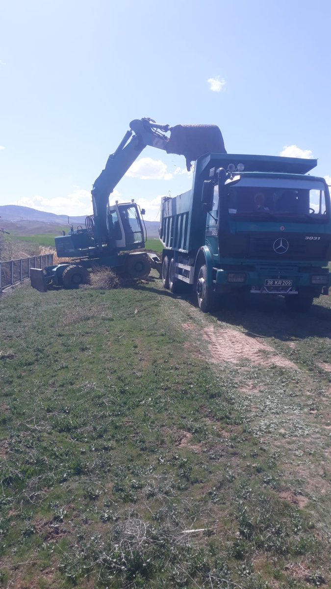dsi_12_blgmd's tweet photo. Kırşehir İli, Çiçekdağı İlçe Merkezindeki Taşkın Tesisinde aşırı derecede rüsubat birikintisi olmuş olup, yapılan Makinalı Çalışma ile sorun ortadan kaldırılarak taşkın riski minimize edilmiştir.
DSİ 122. ŞUBE MÜDÜRLÜĞÜ https://t.co/3hiyh3IMsC