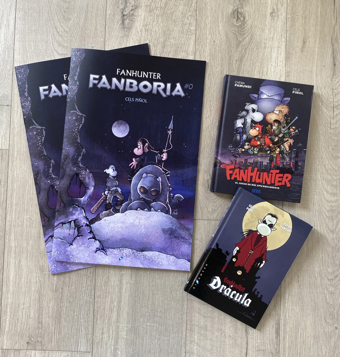 celspinol's tweet photo. Habrá más sobre #40ComicBCN, pero la mención y el AGRADECIMIENTO super especial se lo lleva la gran diseñadora Rut Serrano @haditje por haber realizado un esfuerzo titánico y conseguir que tanto #FanhunterFanboria como la expo de #ComicFantasy22 estuvieran a tiempo. @COMIC_bcn https://t.co/RcKcoF1I7e