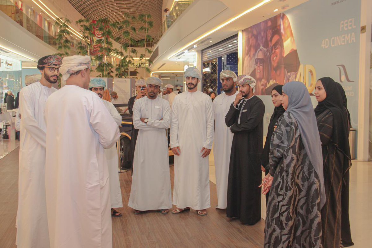 UTAS_AlMussanah's tweet photo. تابع الدكتور أحمد بن علي الشحري - عميد فرع الجامعة - الشركات الطلابية المشاركة في جائزة العريمي بوليفادر للابتكار ، حيث اطّلع على المشاريع المشاركة وحثهم على مواصلة الجهد. https://t.co/vago1lr3VL