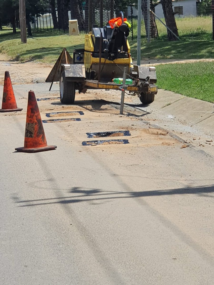 CityofJoburgZA's tweet photo. #JoburgServices 

Report potholes and other road related queries to 👉🏾@MyJRA or email hotline@jra.org.za the street name, the nearest street corner and the name of the suburb affected #JoburgRoadSafety ^GZ https://t.co/XgKKWG8vjI
