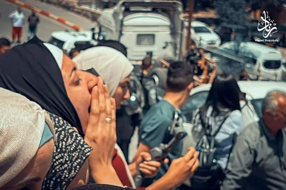 🇵🇸#Palestine | Members of the Palestinian family of Rajabi are helplessly watching their house being demolished by the Israeli occupation forces in the occupied Jerusalem neighborhood of Silwad,About 40 people were displace by demolishing this residential building.